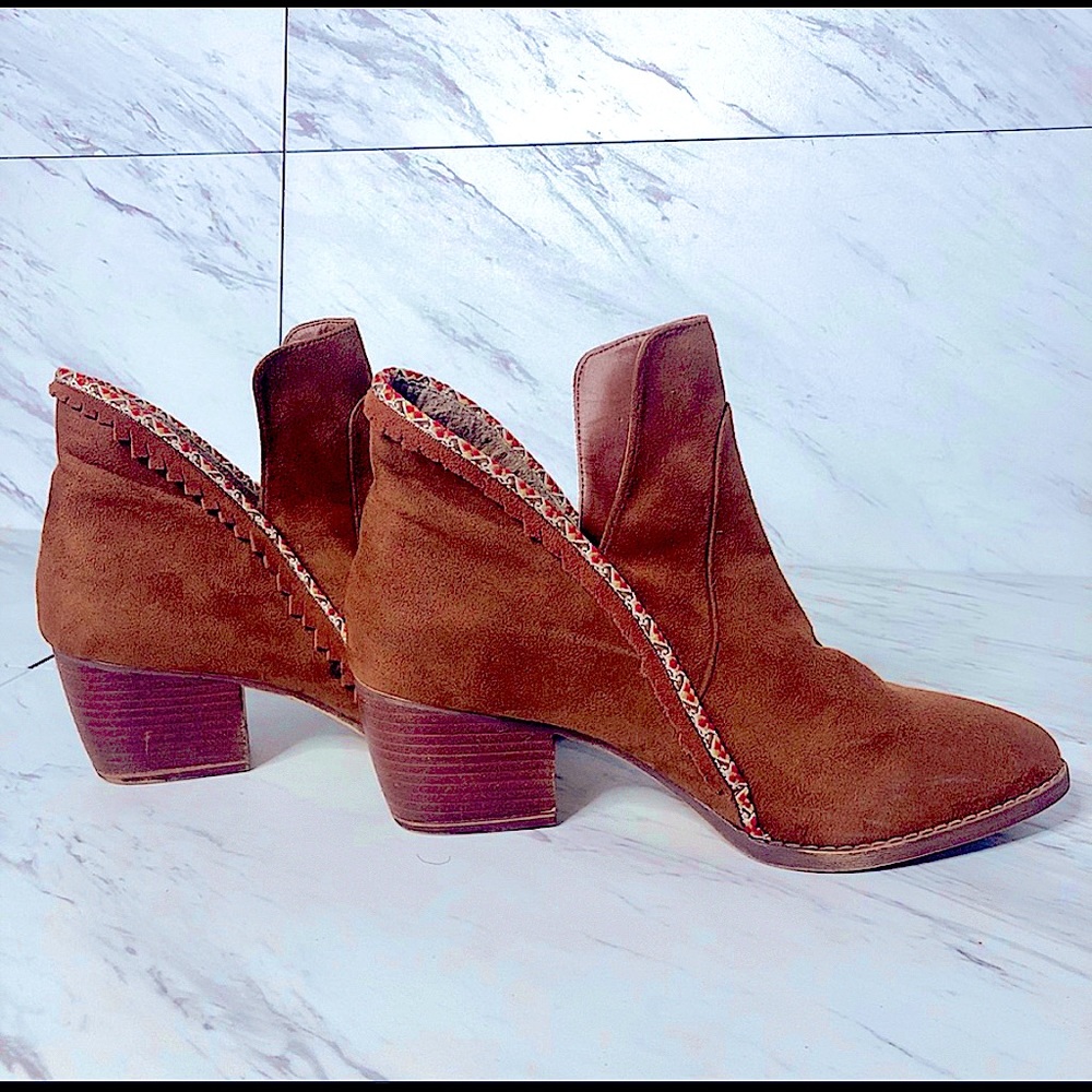 MIA Nita Suede Embroidered Booties SZ 10